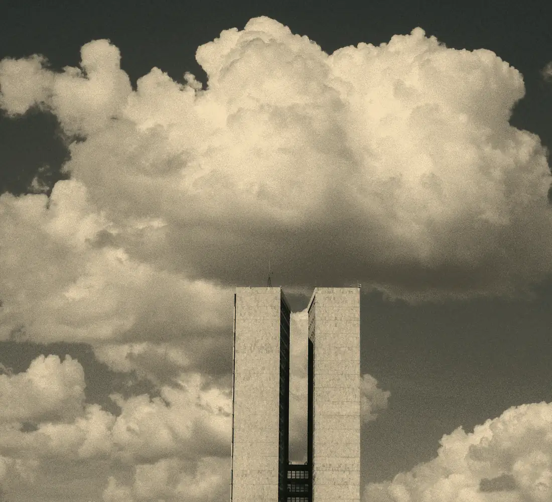Torres gêmeas do Congresso Nacional entre nuvens
