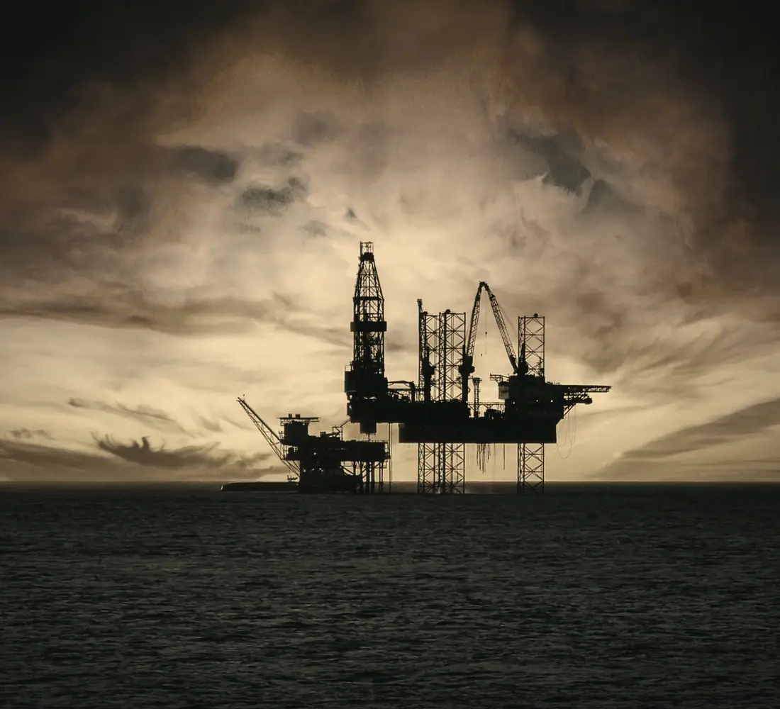 Plataforma de petróleo no mar ao pôr do sol